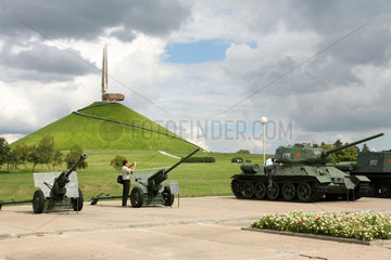 Minsk  Weissrussland  das 70m hohe Denkmal zu Ehren der Sowjetarmee  davor Geschuetze und Panzer
