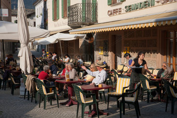Puschlav  Schweiz  Menschen im Caffe Semadeni Garni am Marktplatz