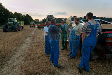 Penzlin  Deutschland  Landwirte machen Pause wegen einem Maschinenschaden