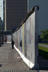Berlin  Deutschland  ein Mann an der Berliner Mauer an der East-Side-Gallery