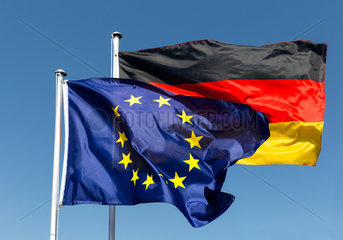Berlin  Deutschland  Europaflagge und Bundesflagge wehen im Wind