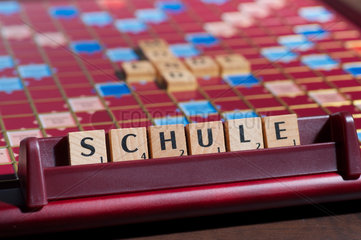 Hamburg  Deutschland  Scrabble-Buchstaben bilden das Wort SCHULE