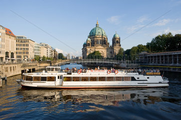 Berlin  Deutschland  ein Touristenboot wendet auf der Spree vor dem Berliner Dom