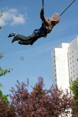 Berlin  Deutschland  Junge schwebt in der Luft beim Trampolinspringen