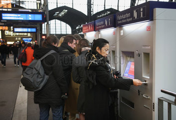 Hamburg  Deutschland  Reisende vor dem Fahrkartenautomat im Hauptbahnhof