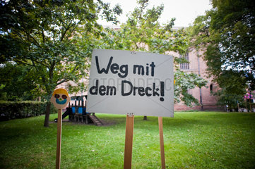 Berlin  Deutschland  Weg mit dem Dreck Schild am Leopoldplatz