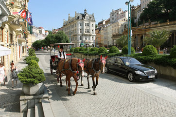Karlsbad  Tschechische Republik  Pferdedroschke in der Altstadt