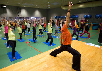 Barcelona  Spanien  Yoga-Kurs fuer Senioren  der Yogalehrer zeigt eine Uebung