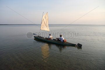 Mikolcy  Weissrussland  Maenner bei einem Angelausflug auf dem Narac-See