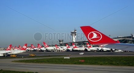Istanbul  Tuerkei  Heckfluegel von Maschinen der Fluggesellschaft Turkish Airlines