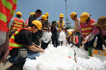 Macau  China  Bauarbeiter machen Mittagspause
