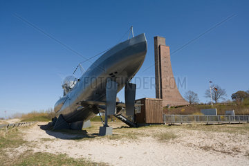 Laboe  Deutschland  das U-Boot U 995 und der Turm des Marine-Ehrenmals