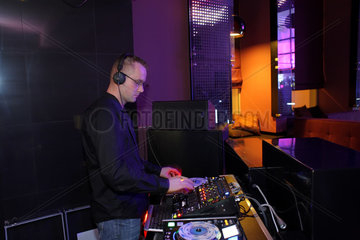 Warschau  Polen  ein DJ im Nine Club