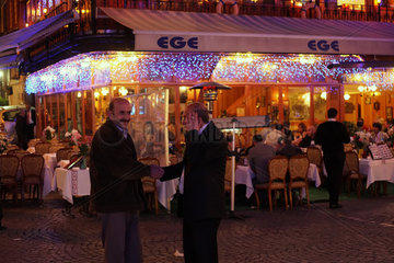 Istanbul  Tuerkei  bekannte Restaurantmeile im Zentrum des Stadtteils Kumkapi