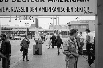 Berlin  Deutschland  Passanten am offenen Grenzuebergang Checkpoint Charlie