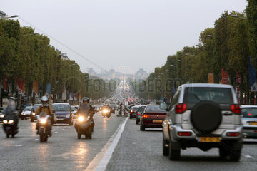 Paris  Blick auf den Champs Elysees