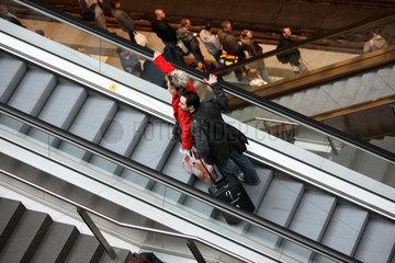 Paar auf einer Rolltreppe im Hauptbahnhof in Berlin  Deutschland