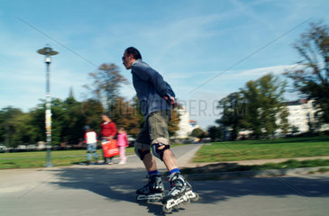 Berlin  Deutschland  Inline Skater im Park