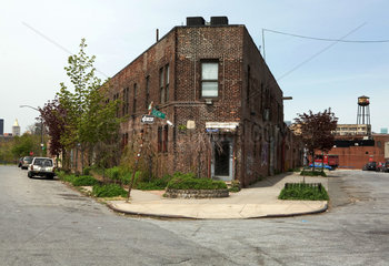 New York City  USA  Eckwohnhaus in einem Gewerbegebiet Brooklyns