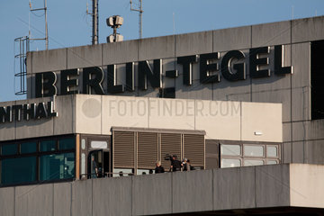 Berlin  Deutschland  Zuschauer auf der Besucherterrasse am Flughafen Tegel