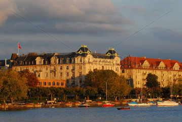Zuerich  Blick vom See auf die Altstadt