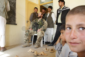 Kunduz  Afghanistan  Soldat des PSYOPS-Teams besucht eine Schule