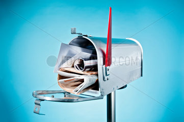 Hamburg  Deutschland  offener Hausbriefkasten mit Post