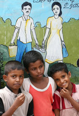 Batticaloa  Sri Lanka  Wandgemaelde mit Jungen im Vordergrund