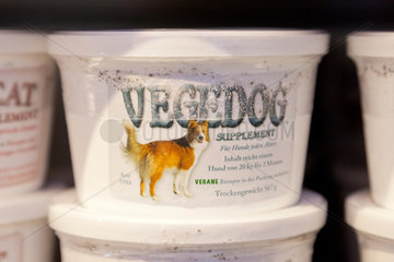 Berlin  Deutschland  Nahrungsergaenzung fuer vegetarische Hunde im Supermarkt Veganz