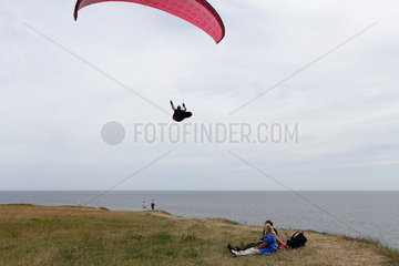 Kaeseberga  Schweden  Paraglider und Spaziergaenger an der Ostseekueste