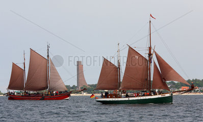 Laboe  Segelschiffe vor dem Ehrenmal Laboe