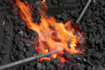 Cammin  Deutschland  Eisenstangen werden im Feuer erhitzt