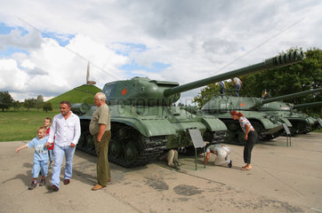 Minsk  Weissrussland  alte T34-Panzer vor dem Denkmal zu Ehren der Sowjetarmee