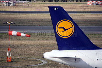 Berlin  Deutschland  Flugzeug der Fluglinie Lufthansa auf dem Flughafen Tegel