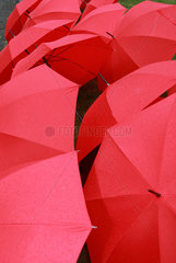 Hannover  Deutschland  aufgespannte rote Regenschirme