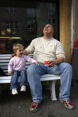 Bernau  Vater isst mit seiner Tochter Eis