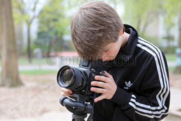 Berlin  Deutschland  Junge fotografiert mit einer Hasselblad Mittelformat-Kamera