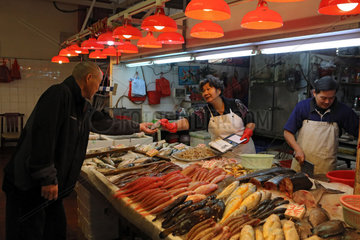 Hong Kong  China  Fischverkauf auf einem Wochenmarkt