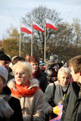 Posen  Polen  Menschen am Tag der Unabhaengigkeit (Swieto Niepodleglosci)  im Hintergrund wehen Fahnen