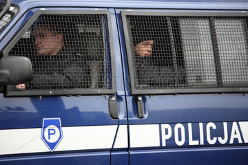 Posen  Polen  Polizisten im Einsatzwagen bei einer Demonstration
