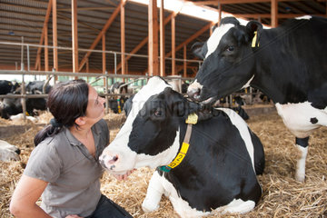 Trebel  Deutschland  Monika Wildt bei den Milchkuehen im Stall ihres Bauernhofs
