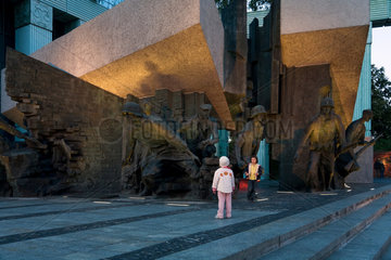 Warschau  Polen  Kinder am Denkmal des Warschauer Aufstands am Krasinki Platz