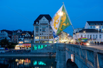 Basel  Schweiz  die Mittlere Bruecke mit Fahnen der Basler Gemeinden im Abendlicht