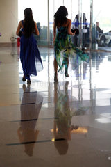 Dubai  Vereinigte Arabische Emirate  elegant gekleidete Frauen spiegeln sich auf dem Fussboden