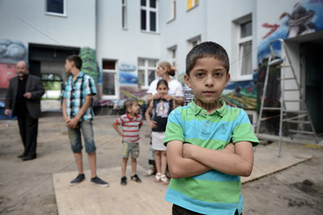 Berlin  Deutschland  Romafamilie im Hinterhof eines Wohnhauses in der Harzer Strasse in Berlin-Neukoelln
