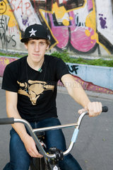 Berlin  Deutschland  Portraet eines jugendlicher BMX-Fahrer in Berlin-Neukoelln