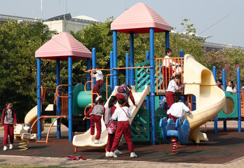 Hongkong  China  Kinder auf einem Spielplatz