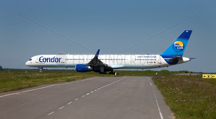 Duesseldorf  Deutschland  ein Flugzeug von Condor Thomas Cook startet auf dem Flughafen