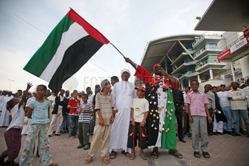 Dubai  Vereinigte Arabische Emirate  Mann schwenkt die Nationalfahne der VAE