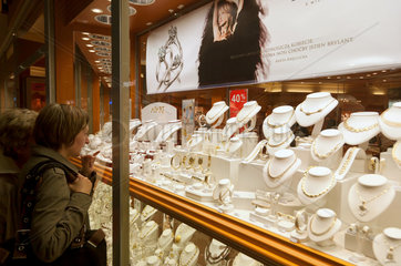 Poznan  Polen  Schaufenster eines Juweliergeschaefts
